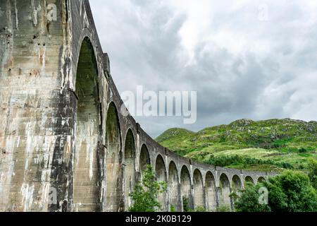 En regardant le viaduc grand, étroit et impressionnant qui porte le train de vapeur de Jacobite emblématique train, se pencher à travers les Highlands de l'ouest d'Inve Banque D'Images