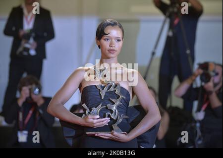 Venise, Italie. 10th septembre 2022. Taylor Russell pose avec le Marcello Mastroianni Award pour la meilleure nouvelle actrice pour 'Bones and All' lors des lauréats Photocall au Festival International du film de Venise 79th sur 10 septembre 2022 à Venise, Italie. Photo de Rocco Spaziani/UPI crédit: UPI/Alay Live News Banque D'Images