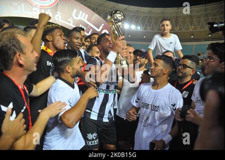 Rades, Tunis, Tunisie. 10th septembre 2022. Les joueurs du Club Sportive de Sfax (CSS) célèbrent leur victoire sur le futur Sportive de la Marsa (ASM) après avoir remporté par 2/0 la finale de la coupe tunisienne 20021/2022 au stade des Rades. (Credit image: © Chokri Mahjoub/ZUMA Press Wire) Credit: ZUMA Press, Inc./Alamy Live News Banque D'Images