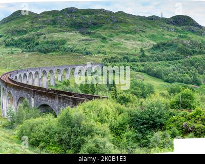 Viaduc en pierre emblématique, transportant le train à vapeur Jacobite à travers les Highlands écossais de l'Ouest, site touristique populaire, emplacement du film, et point de repère victorien, du Banque D'Images