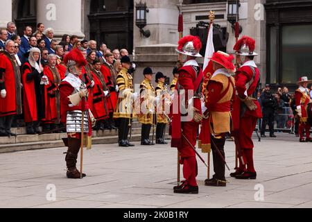 Londres, Royaume-Uni. 11th septembre 2022. Les membres des gardes de Coldstream se sont produits comme la proclamation principale est lue depuis le balcon surplombant la cour friaire après le Conseil d'accession au Palais Saint-Jacques, comme le roi Charles III est officiellement proclamé le nouveau monarque de Grande-Bretagne, après la mort de la reine Elizabeth II, à Londres, en Grande-Bretagne samedi sur 10 septembre, 2022. Photo du ministre de la Défense du Royaume-Uni/UPI crédit: UPI/Alay Live News Banque D'Images