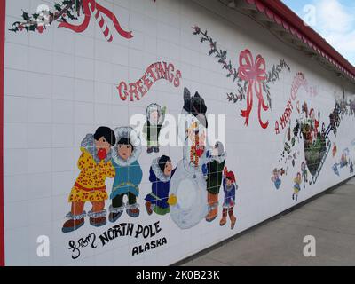 Pôle Nord Alaska, Etats-Unis - 6 août 2008 ; mur extérieur en mosaïque représentant des images de Noël Banque D'Images
