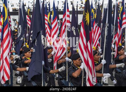 Les personnages de la police royale de Malaisie défilent avec les drapeaux de Malaisie pendant la Journée nationale de Malaisie 65th à Kuala Lumpur. Banque D'Images