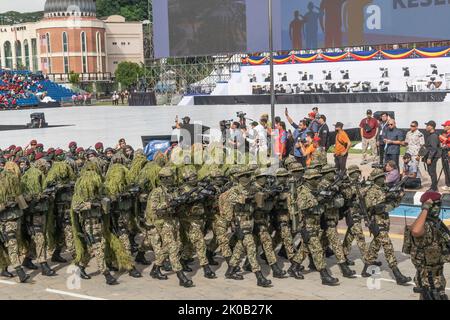 Troupe de la 10th brigade de parachutistes de l'armée malaisienne marchant avec des armes et du matériel lors du défilé de la Journée nationale de Malaisie 65 à Kuala Lumpur. Banque D'Images