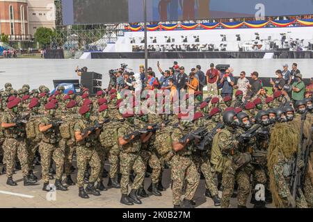 Troupe de la 10th brigade de parachutistes de l'armée malaisienne marchant avec des armes et du matériel lors du défilé de la Journée nationale de Malaisie 65 à Kuala Lumpur. Banque D'Images