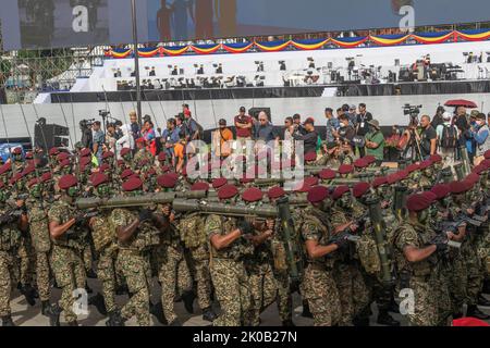 Troupe de la 10th brigade de parachutistes de l'armée malaisienne marchant avec des armes et du matériel lors du défilé de la Journée nationale de Malaisie 65 à Kuala Lumpur. Banque D'Images