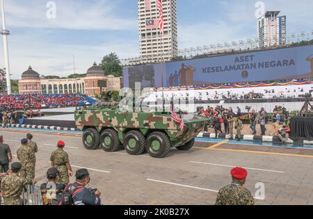 Le véhicule blindé AV-8 Gempita de l'armée malaisienne ou véhicule de combat d'infanterie lors du défilé de la Journée nationale de Malaisie 65 à Kuala Lumpur, en Malaisie. Banque D'Images