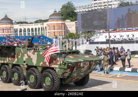 Le véhicule blindé AV-8 Gempita de l'armée malaisienne ou véhicule de combat d'infanterie pendant l'arade de la Journée nationale de Malaisie 65 à Kuala Lumpur, en Malaisie. Banque D'Images