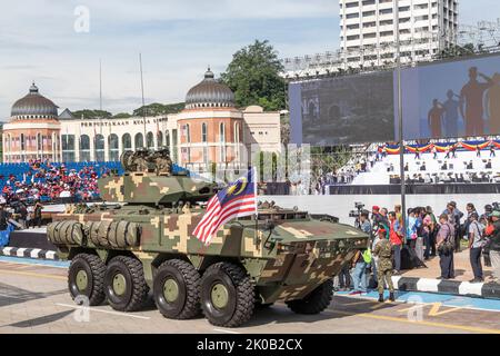 Le véhicule blindé AV-8 Gempita de l'armée malaisienne ou véhicule de combat d'infanterie pendant l'arade de la Journée nationale de Malaisie 65 à Kuala Lumpur, en Malaisie. Banque D'Images