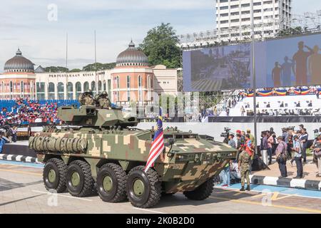 Le véhicule blindé AV-8 Gempita de l'armée malaisienne ou véhicule de combat d'infanterie pendant l'arade de la Journée nationale de Malaisie 65 à Kuala Lumpur, en Malaisie. Banque D'Images