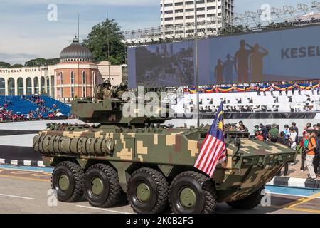 Le véhicule blindé AV-8 Gempita de l'armée malaisienne ou véhicule de combat d'infanterie pendant l'arade de la Journée nationale de Malaisie 65 à Kuala Lumpur, en Malaisie. Banque D'Images