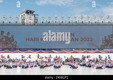 Des artistes de danse malaisiens ont fait le drapeau de la Malaisie pendant la répétition de la célébration de la Journée nationale de la Malaisie 65th à Kuala Lumpur, en Malaisie. Banque D'Images