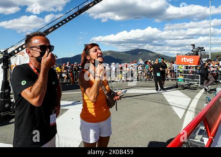 Les parents de Remco Evenepoel Patrick Evenepoel et agna Van Eeckhout photographiés à l'arrivée de l'étape 20 de l'édition 2022 de la 'Vuelta a Espana', Tour d'Espagne, de Moralzarzal à Puerto de Navacerrada (181km), Espagne, samedi 10 septembre 2022. BELGA PHOTO DAVID PINTENS Banque D'Images