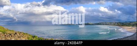 Vue sur Kiama sur la plage de Bombo, Nouvelle-Galles du Sud, Australie, vue sur la plage de Bombo depuis la pointe de Bombo après la tempête hivernale, vue panoramique Banque D'Images