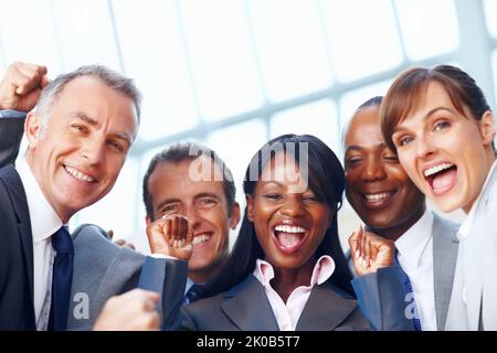 Des gens d'affaires multiethniques heureux qui profitent du succès. Portrait en gros plan de gens d'affaires multiethniques heureux appréciant le succès. Banque D'Images