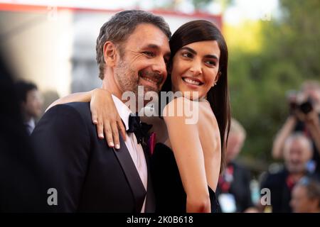 Raoul Bova et l'hôtesse Rocio Munoz Morales assistent à la cérémonie de clôture du tapis rouge au Festival international du film de Venise 79th sur 10 septembre 2022 à Venise, en Italie. ©photo: Cinzia Camela. Banque D'Images