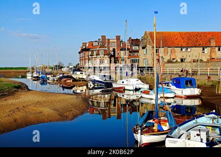 Blakeney Harbour, Quayside, et Hotel, côte de la mer du Nord, Norfolk, Angleterre, Royaume-Uni Banque D'Images