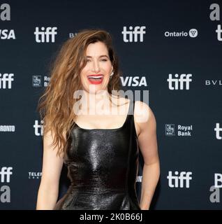 Toronto, Canada. 10th septembre 2022. Kathryn Hahn participe à la première « Glass Onion: A Knives Out Mystery » du Festival international du film de Toronto 2022 au Princess of Wales Theatre on 10 septembre 2022, à Toronto, en Ontario. Photo: PICJER/imageSPACE/Sipa USA crédit: SIPA USA/Alay Live News Banque D'Images