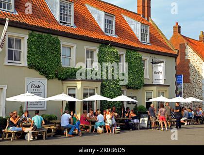 Burnham Market, Hoste Arms, hôtel, restaurant, maison publique, Drinkers, Norfolk, Angleterre, Royaume-Uni Banque D'Images