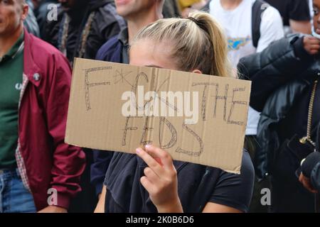 Londres, Royaume-Uni. 10th septembre 2022. Des centaines de manifestants Black Lives Matters ont défilé de la place du Parlement vers New Scotland Yard après une fusillade fatale de Chris Kaba, un homme noir non armé, lundi dernier dans le sud-ouest de Londres par la police. L'IOPC traite l'enquête comme un homicide. Crédit : onzième heure Photographie/Alamy Live News Banque D'Images