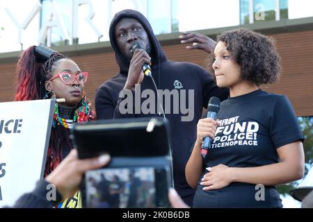 Londres, Royaume-Uni. 10th septembre 2022. Singer Stormzy s'adresse à des centaines de Black Lives Matters manifestants à l'extérieur du New Scotland Yard. Les manifestants ont défilé de la place du Parlement vers le quartier général de la police pour demander justice après une fusillade fatale de Chris Kaba, un homme noir non armé, lundi dernier à la semée de Londres par la police. L'IOPC traite l'enquête comme un homicide. Crédit : onzième heure Photographie/Alamy Live News Banque D'Images