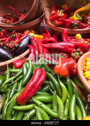 Mélange de pécheurs de Chili vendu au marché agricole Banque D'Images