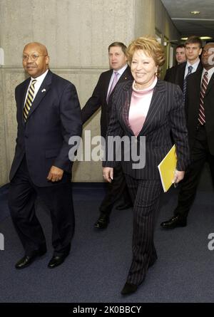 Visite de la gouverneure russe Valentina Matvienko - visite de Saint-Pétersbourg, la gouverneure russe Valentina Matviyenko et ses associés au siège de la HUD pour une réunion avec le secrétaire Alphonso Jackson, personnel. Visite de la gouverneure russe Valentina Matvienko sujet, visite de Saint-Pétersbourg, la gouverneure russe Valentina Matviyenko et ses associés au siège de la HUD pour une réunion avec le secrétaire Alphonso Jackson, personnel. Banque D'Images