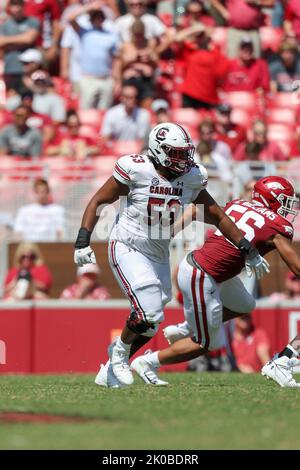 10 septembre 2022: Vershon Lee #53 la Caroline du Sud offensif lineman sort de la ligne. L'Arkansas a battu la Caroline du Sud 44-30 à Fayetteville, AR, Richey Miller/CSM Credit: CAL Sport Media/Alay Live News Banque D'Images