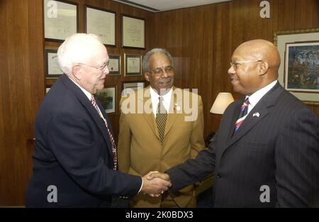 Le secrétaire Alphonso Jackson avec Stanley Newsome - le secrétaire Alphonso Jackson rencontre Stanley Newsome, ancien chef adjoint du service des incendies de St. Louis, Missouri, au siège de HUD. Le secrétaire Alphonso Jackson avec Stanley Newsome Subject, le secrétaire Alphonso Jackson rencontre Stanley Newsome, ancien chef adjoint du service des incendies de St. Louis, Missouri, au siège de HUD. Banque D'Images