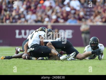 College Station, Texas, États-Unis. 10th septembre 2022. Les joueurs se bousculent pour une fumble Texas A&M finalement récupéré par l'État des Appalaches lors d'un match de football universitaire le 10 septembre. 2022 à College Station, Texas. Inclassé Appalachian State contrarié n° 6 Texas A&M 17-14. (Image de crédit : © Scott Coleman/ZUMA Press Wire) Banque D'Images