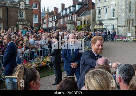 Windsor, Royaume-Uni. 10th septembre 2022. Le prince Harry, duc de Sussex, accueille les adeptes du long Walk à l'extérieur du château de Windsor. Des foules se sont rassemblées pour rendre hommage à la reine Elizabeth II, le monarque le plus longtemps au pouvoir au Royaume-Uni, qui est décédé à Balmoral à l'âge de 96 ans le 8th septembre 2022 après un règne de 70 ans. Crédit : Mark Kerrison/Alamy Live News Banque D'Images