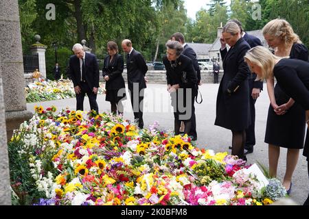 Ballater, Écosse, Royaume-Uni. 11th septembre 2022. Prince Andrew de Grande-Bretagne, duc de York (L), Prince Edward de Grande-Bretagne, comte de Wessex, (obscurci), princesse Anne de Grande-Bretagne, Princesse Royal (3L), Peter Phillips (4L), Zara Phillips (5L), Vice-amiral Timothy Laurence (C), princesse Eugénie de York, princesse Beatrice de York (cachée), Sophie de Grande-Bretagne, comtesse de Wessex, Et la dame Louise Windsor, en Grande-Bretagne, regarde les fleurs placées à l'extérieur du château de Balmoral à Ballater, en Écosse, samedi, 10 septembre 2022. Crédit : UPI/Alay Live News Banque D'Images