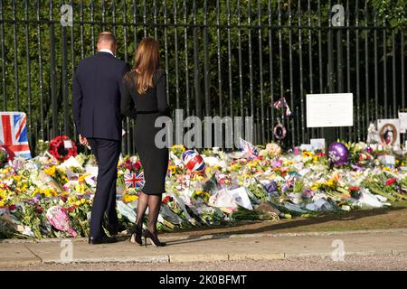 Windsor, Royaume-Uni. 11th septembre 2022. Le prince William, prince de Galles, (L) de Grande-Bretagne et sa femme Catherine, princesse de Galles, regardent les hommages floraux rendus par les membres du public lors de la longue promenade au château de Windsor samedi sur 10 septembre 2022. Le roi Charles III s'est engagé à suivre l'exemple de sa mère de « service à vie » dans son discours inaugural à la Grande-Bretagne et au Commonwealth vendredi, après avoir pris la direction du trône après la mort de la reine Elizabeth II sur 8 septembre. Photo par photo par la famille royale/ crédit: UPI/Alay Live News Banque D'Images