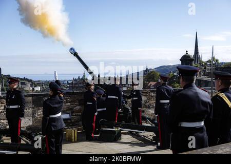 Édimbourg, Royaume-Uni. 11th septembre 2022. Le Salute royal est tiré au château d'Édimbourg par le 105th Régiment de l'Artillerie royale, qui a lieu pour marquer la proclamation principale du roi Charles III, à Édimbourg, en Écosse, samedi, 10 septembre 2022. Le roi Charles III s'est engagé à suivre l'exemple de sa mère de « service à vie » dans son discours inaugural à la Grande-Bretagne et au Commonwealth vendredi, après avoir pris la direction du trône après la mort de la reine Elizabeth II sur 8 septembre. Photo par le ministre britannique de la Défense/UP Credit: UPI/Alamy Live News Banque D'Images