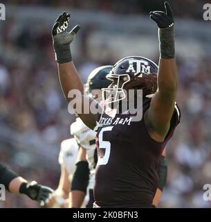 College Station, Texas, États-Unis. 10th septembre 2022. Shemar Turner (5), joueur de course sur la défensive Texas A&M, fait des gestes devant la foule lors d'un match de football universitaire le 10 septembre. 2022 à College Station, Texas. Inclassé Appalachian State contrarié n° 6 Texas A&M 17-14. (Image de crédit : © Scott Coleman/ZUMA Press Wire) Banque D'Images