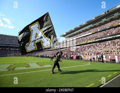 College Station, Texas, États-Unis. 10th septembre 2022. La mascotte des Appalaches State Mountaineers Yosef marque un drapeau sur le terrain après l'objectif de l'équipe sur le terrain pour mettre en place une victoire de 17-14 sur le no 6 Texas A&M le 10 septembre. 2022 à College Station, Texas. (Image de crédit : © Scott Coleman/ZUMA Press Wire) Banque D'Images