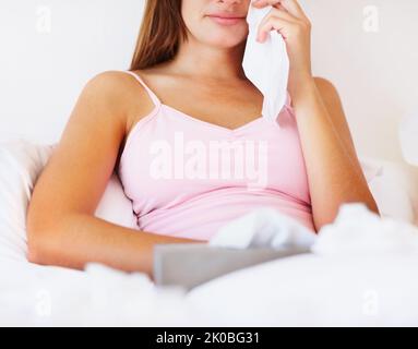 Image rognée d'une femme atteinte de la grippe. Section moyenne d'une allergie femme souffrant de froid. Banque D'Images