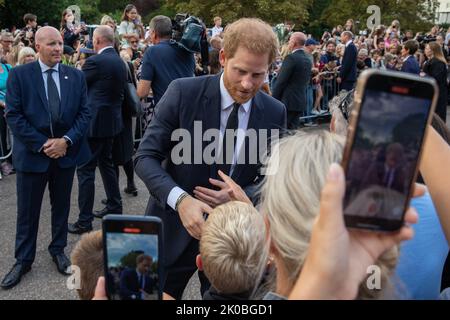 Windsor, Royaume-Uni. 10th septembre 2022. Le prince Harry, duc de Sussex, accueille les adeptes du long Walk à l'extérieur du château de Windsor. Des foules se sont rassemblées pour rendre hommage à la reine Elizabeth II, le monarque le plus longtemps au pouvoir au Royaume-Uni, qui est décédé à Balmoral à l'âge de 96 ans le 8th septembre 2022 après un règne de 70 ans. Crédit : Mark Kerrison/Alamy Live News Banque D'Images