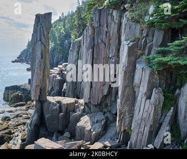 Situé près de Tiverton, en Nouvelle-Écosse, la roche d'équilibrage est une dalle de basalte volcanique de 20 tonnes qui semble être en équilibre précaire sur une corniche. Banque D'Images