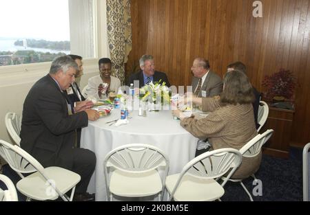 Événement Robert Woodson Awards. Robert Woodson objet de l'événement, le secrétaire adjoint Roy Bernardi avec l'avocat principal A. Bryant Applegate et d'autres responsables de HUD à l'événement Robert Woodson Awards. Banque D'Images