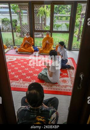 Bangkok, Thaïlande. 09th septembre 2022. Les dévotés offrant des prières pendant la cérémonie de bénédiction. Les moines bouddhistes thaïlandais exécutent une cérémonie de bénédiction "Tam Boon" dans une nouvelle entreprise ouverte - café 123 dans le centre de Bangkok. Cinq moines font le mérite en exécutant des chants rythmiques et des bougies qui coulent la cire dans un bol d'eau sainte, apportant la chance à l'établissement. (Photo de Paul Lakatos/SOPA Images/Sipa USA) crédit: SIPA USA/Alay Live News Banque D'Images