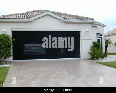 Dégâts causés par l'ouragan Charley à Punta Gorda et à Port Charlotte, en Floride. Dégâts causés par l'ouragan Charley à Punta Gorda et à Port Charlotte, en Floride, dommages causés par l'ouragan Charley dans les communautés de Punta Gorda et Port Charlotte, en Floride, vus pendant les visites par les responsables de HUD. Banque D'Images
