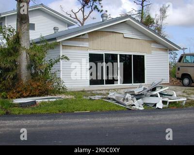 Dégâts causés par l'ouragan Charley à Punta Gorda et à Port Charlotte, en Floride. Dégâts causés par l'ouragan Charley à Punta Gorda et à Port Charlotte, en Floride, dommages causés par l'ouragan Charley dans les communautés de Punta Gorda et Port Charlotte, en Floride, vus pendant les visites par les responsables de HUD. Banque D'Images
