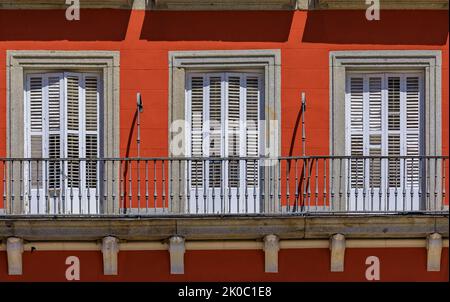 Gros plan sur les maisons de la place Plaza Mayor entouré de cafés et de restaurants le long des arches avec la statue Philip III créée en 1616, Madrid, Espagne Banque D'Images