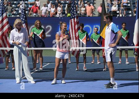 New York, États-Unis. 10th septembre 2022. Le couple australien Sanders-pairs et le couple franco-belge Kirsten Flipkens et Edouard Roger-Vasselin photographiés lors de la cérémonie après le match entre le couple australien Sanders-pairs et le couple franco-belge Flipkens-Roger-Vasselin, la finale du tournoi mixte de doubles, Aux championnats de l'US Open au centre de tennis national de l'USTA Billie Jean King à Flushing Meadows Corona Park New York, 10 septembre 2022. (Photo par Anthony Behar/Sipa USA) crédit: SIPA USA/Alay Live News Banque D'Images