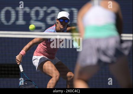 New York, États-Unis. 10th septembre 2022. Kirsten Flipkens Belge photographié en action lors du match entre le couple australien Sanders-pairs et le couple franco-belge Flipkens-Roger-Vasselin, la finale des championnats mixtes de double au Centre national de tennis de l'USTA Billie Jean King à Flushing Meadows Corona Park New York, 10 septembre 2022. (Photo par Anthony Behar/Sipa USA) crédit: SIPA USA/Alay Live News Banque D'Images