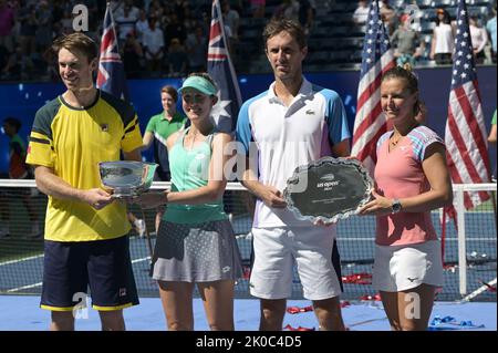 New York, États-Unis. 10th septembre 2022. Le couple australien Sanders-pairs et le couple franco-belge Kirsten Flipkens et Edouard Roger-Vasselin photographiés lors de la cérémonie après le match entre le couple australien Sanders-pairs et le couple franco-belge Flipkens-Roger-Vasselin, la finale du tournoi mixte de doubles, Aux championnats de l'US Open au centre de tennis national de l'USTA Billie Jean King à Flushing Meadows Corona Park New York, 10 septembre 2022. (Photo par Anthony Behar/Sipa USA) crédit: SIPA USA/Alay Live News Banque D'Images