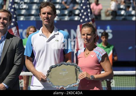 New York, États-Unis. 10th septembre 2022. Le couple australien Sanders-pairs et le couple franco-belge Kirsten Flipkens et Edouard Roger-Vasselin photographiés lors de la cérémonie après le match entre le couple australien Sanders-pairs et le couple franco-belge Flipkens-Roger-Vasselin, la finale du tournoi mixte de doubles, Aux championnats de l'US Open au centre de tennis national de l'USTA Billie Jean King à Flushing Meadows Corona Park New York, 10 septembre 2022. (Photo par Anthony Behar/Sipa USA) crédit: SIPA USA/Alay Live News Banque D'Images