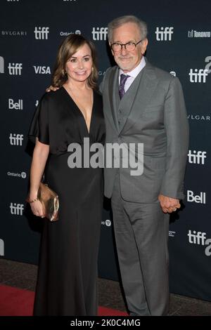 10 septembre 2022, Toronto, Ontario, Canada : la productrice Kristie Macosko Krieger (L) et Steven Spielberg (R) assistent à la première « les Fabelmans » lors du Festival international du film de Toronto 2022 au Princess of Wales Theatre on 10 septembre 2022 à Toronto (Ontario) (image de crédit : © Angel Marchini/ZUMA Press Wire) Banque D'Images