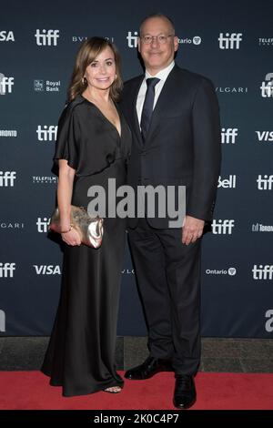 10 septembre 2022, Toronto, Ontario, Canada : la productrice Kristie Macosko Krieger (L) et Mark Krieger (R) assistent à la première « les Fabelmans » du Festival international du film de Toronto 2022 au Princess of Wales Theatre on 10 septembre 2022 à Toronto (Ontario) (image de crédit : © Angel Marchini/ZUMA Press Wire) Banque D'Images